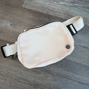 Lululemon everywhere belt bag (replica)